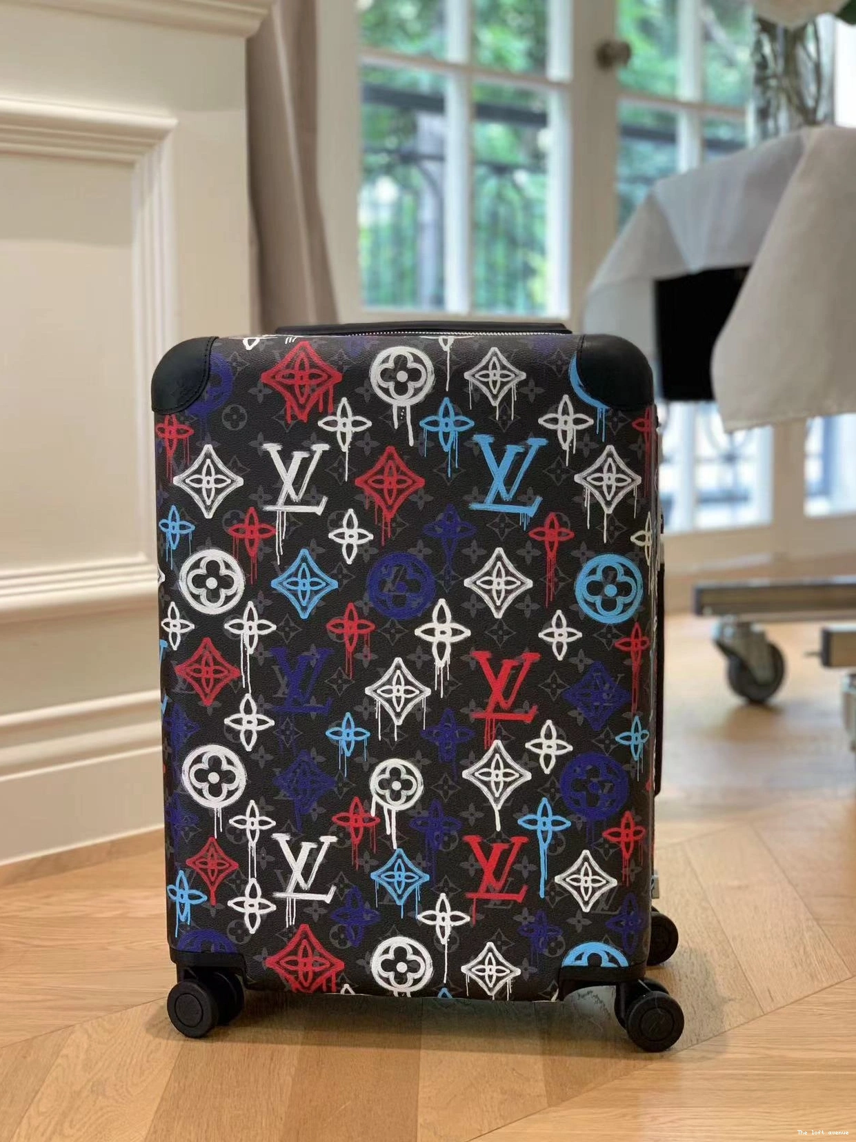 37L CABIN 55 HORIZON CUSTOM SUITCASE GRAFFITI 0716